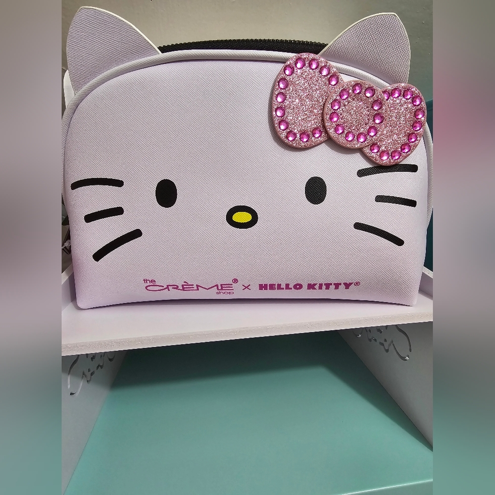 Hello Kitty Creme Cosmetic bag! NWT!